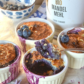 Cocotte de myrtilles avec meringue aux amandes croquantes Cocotte de myrtilles avec meringue aux amandes croquantes