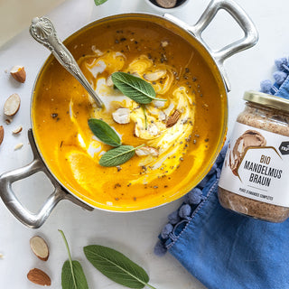 Soupe de potiron avec amandes et noix de coco Soupe de potiron avec amandes et noix de coco