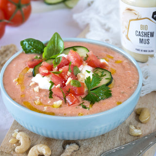 Gazpacho de tomates avec crème de noix de cajou Gazpacho de tomates avec crème de noix de cajou
