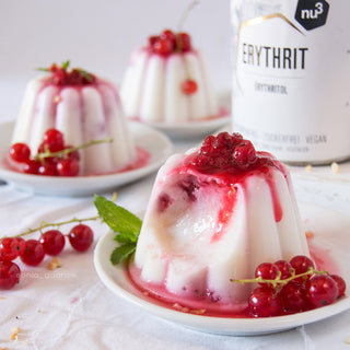 Panna cotta à la noix de coco et aux groseilles Panna cotta à la noix de coco et aux groseilles