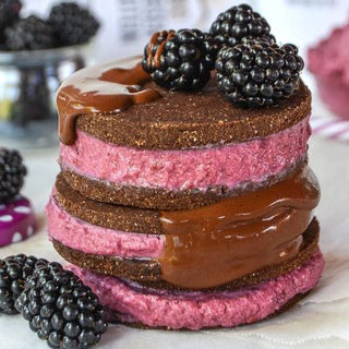 Cookie-sandwich à la crème glacée fruits rouges Cookie-sandwich à la crème glacée fruits rouges