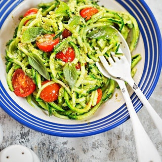 Spaghetti de courgette au pesto avocat-chanvre Spaghetti de courgette au pesto avocat-chanvre
