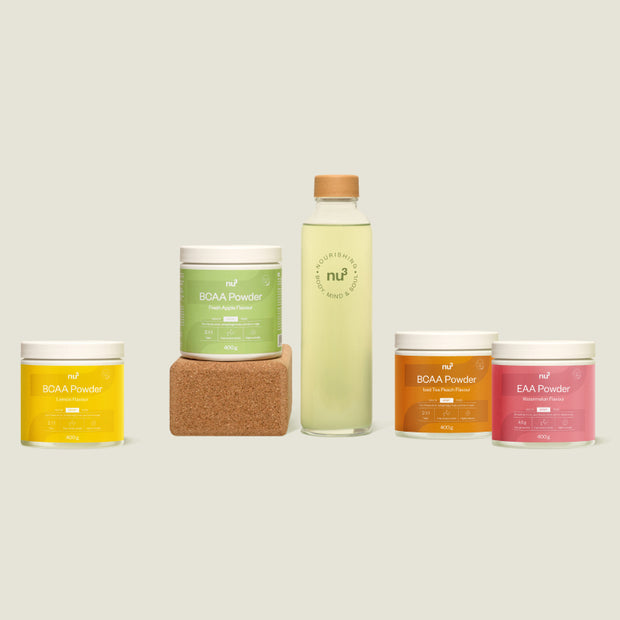 Femme sportive buvant les BCAA en poudre nu3