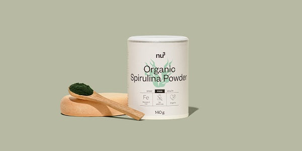 La spiruline avec une cuillère
