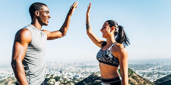 Un homme et une femme se font un high five