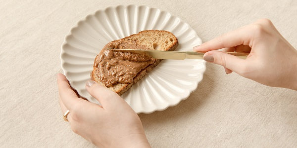 Crème d’amandes caramélisées bio nu3 sur du pain