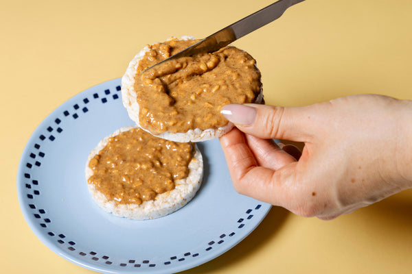 Galette de riz avec du peanut butter