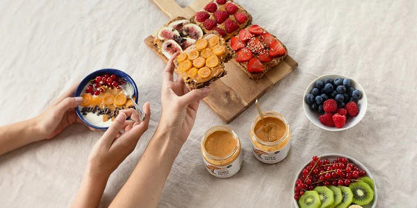 petit déjeuner sain avec peanut butter bio nu3, fruits et bowls