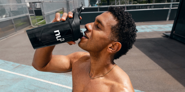 Homme avec shaker nu3