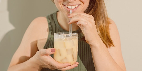 Femme savourant le shake végan nu3