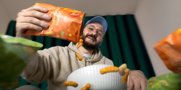 Un homme mange des Flips protéinés bio de nu3