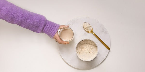 Shake fini dans un verre à côté d'une boîte ouverte