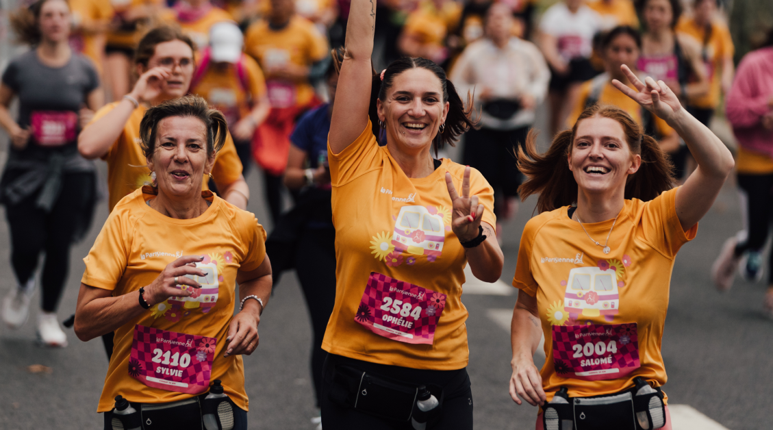 Femmes qui courent et qui se réjouissent