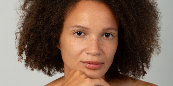 Femme avec un belle peau grâce aux beauty supplements nu3