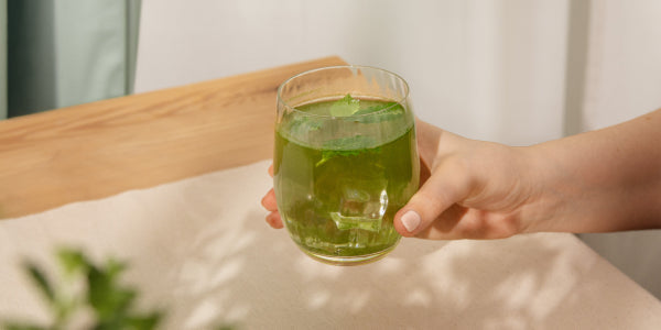 Eau contenant de la poudre de chlorella