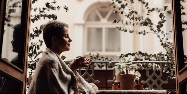 Femme se relaxant grâce aux adaptogènes nu3