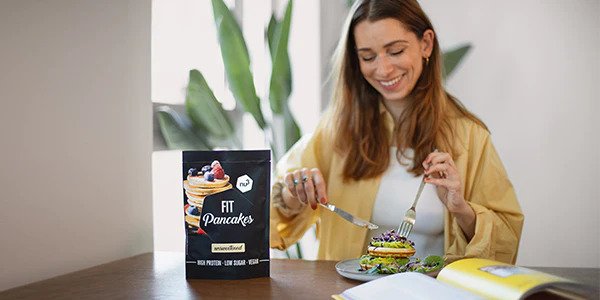 Femme déguste les nu3 Fit pancakes