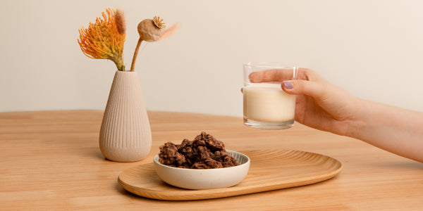 nu3 Fit Protein Crossies sur une table avec des fleurs et du lait