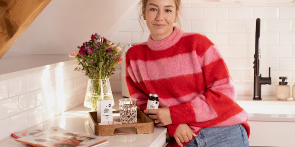 Femme avec boîte de gélule hormonal balance nu3