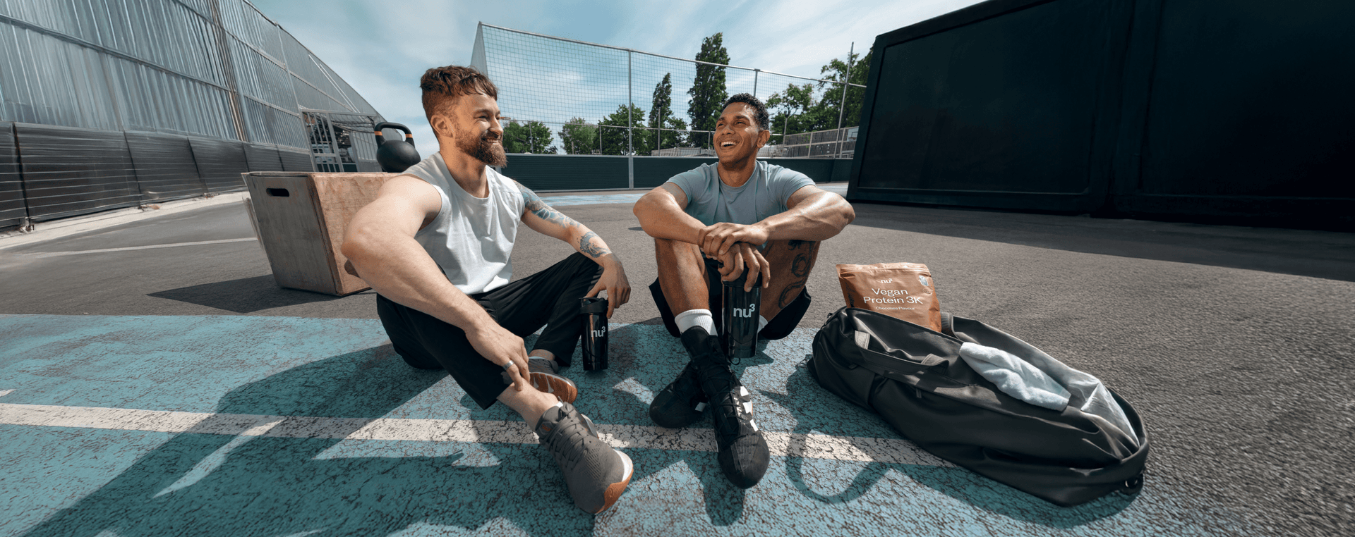 2 hommes sportifs avec un shaker nu3 et nu3 Vegan Protein 3K
