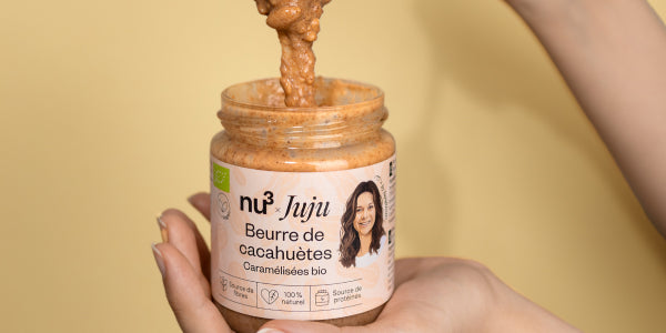 Cuillère dans un pot de beurre de cacahuètes