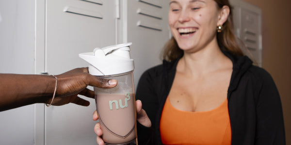 Femme souriante avec un shake