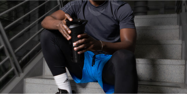 Homme avec un shaker tendance de nu3