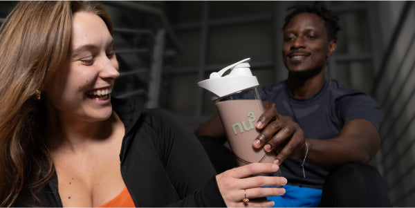 Homme et femme avec shaker nu3