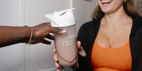 nu3 Vegan Protein 3K dans un shaker