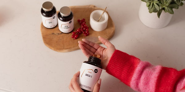 Omega-3 dans la main d'une femme cuisine