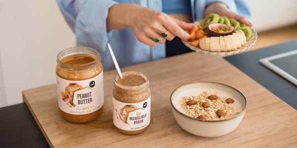 Purée d'amandes, bol de céréales et fruits