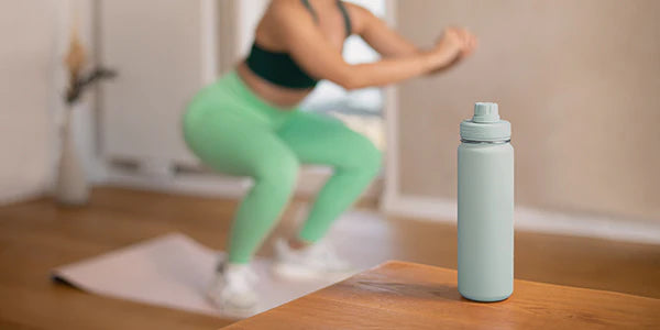 Femme sportive avec un shake de protéine de chanvre