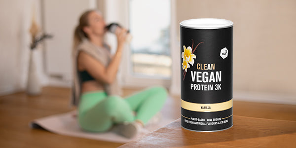 Femme sportive buvant un shake de nu3 Clean Vegan 3K