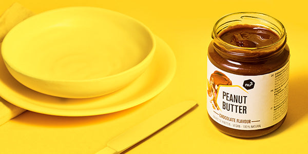 peanut butter chocolate sur un fond jaune