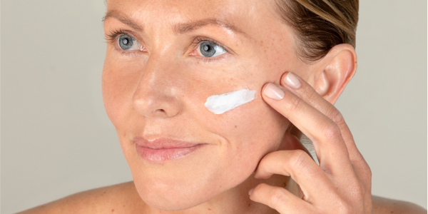 Femme appliquant la crème visage légère SKINTIST Hydro