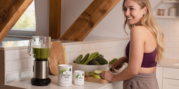 Femme préparant un smoothie à la chlorelle