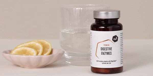 Flacon d'enzyme digestives à prendre avec un verre d'eau