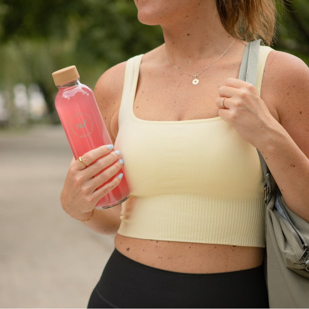 Femme avec une bouteille de Clear Whey