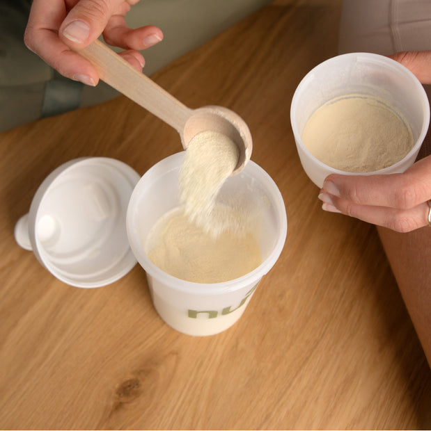 Verser la poudre dans le shaker à l'aide de la cuillère doseuse.