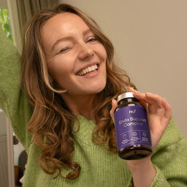 Femme heureuse au lit