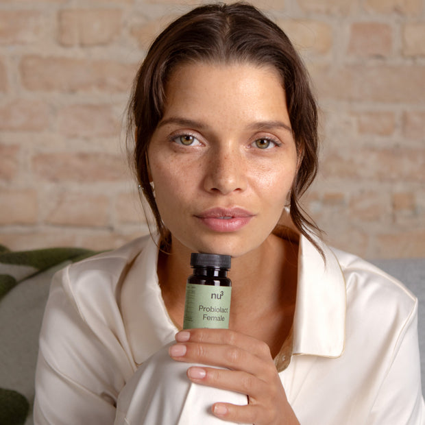Gélules Probiolact Female avec un verre d'eau