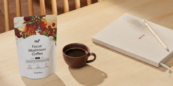 nu3 Focus Mushroom Coffee avec tasse et bloc-notes sur la table
