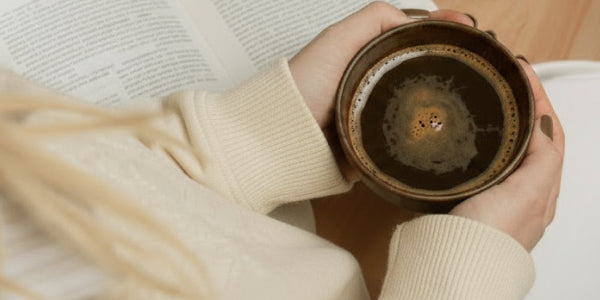 Des mains tenant une tasse de café nu3 Focus Mushroom Coffee