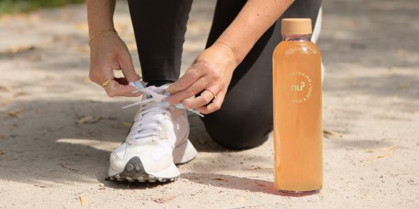 Une femme lace ses baskets