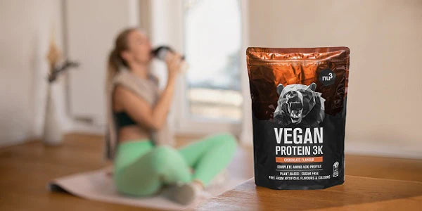 Sportive savourant un shake de protéines vegan 3K nu3