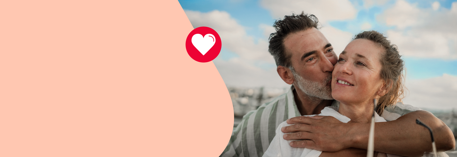 Un homme enlace tendrement sa partenaire.