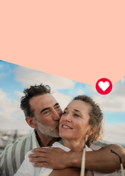 Un homme enlace tendrement sa partenaire.