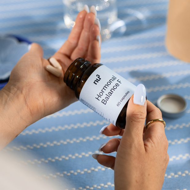 Boîte de gélules sur plaque de marbre