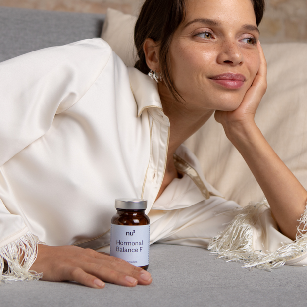 nu3 Hormonal Balance F dans la main d'une femme
