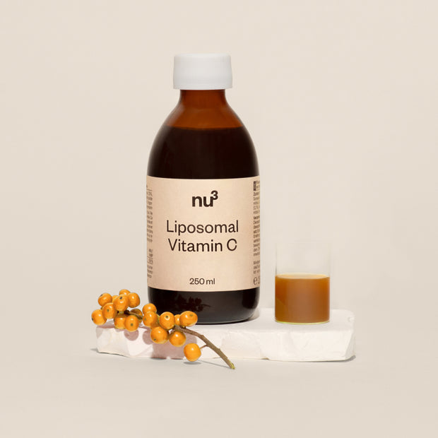Vitamine C liposomale : flacon et verre doseur